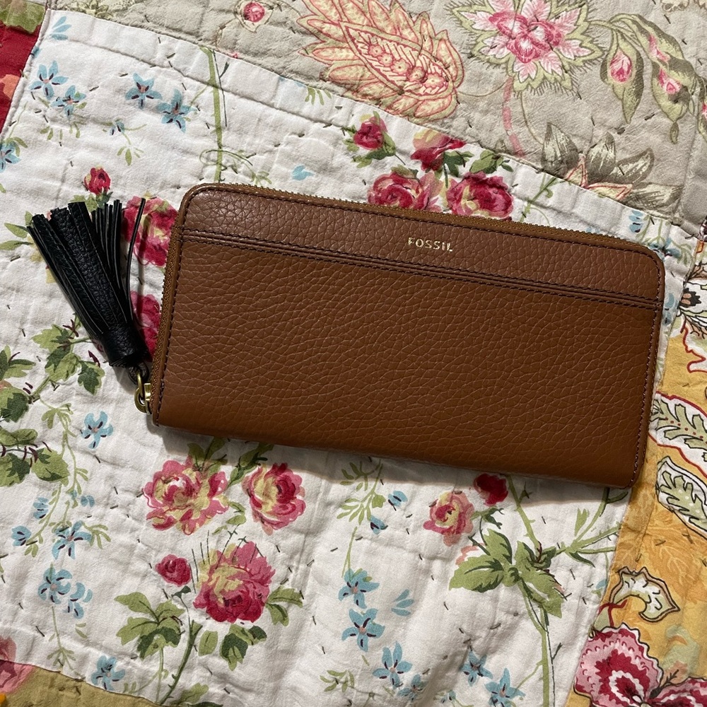 SOLD Fossil Tara Clutch Wallet